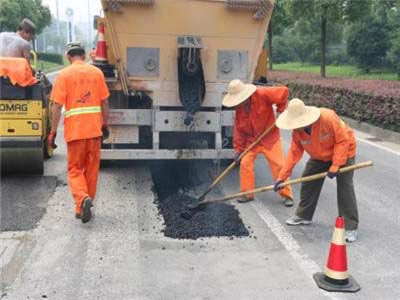 公园景区黑色沥青路面修补